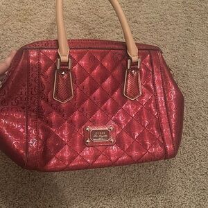 I’m selling this guess purse, I’ve had it for a good amount of time, never use